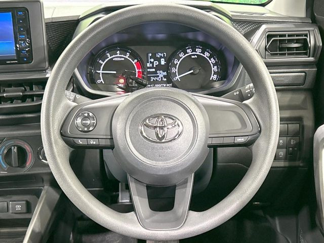 インテリアに合わせたデザインのステアリングは、運転される方のことも考え、運転しやすい形状、大きさです。是非一度、実際に触ってお確かめください。