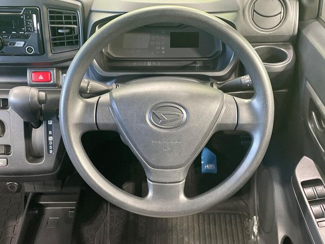 �C���e���A�ɍ��킹���f�U�C���̃X�e�A�����O�́A�^�]�������̂��Ƃ��l���A�^�]���₷���`��A�傫���ł��B�����x�A���ۂɐG���Ă��m���߂��������B
