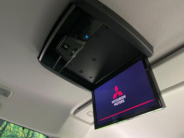 【フリップダウンモニター】大画面モニターで後席でもエンタメをお楽しみいただけます。小さなお子様にも大人気の装備です♪