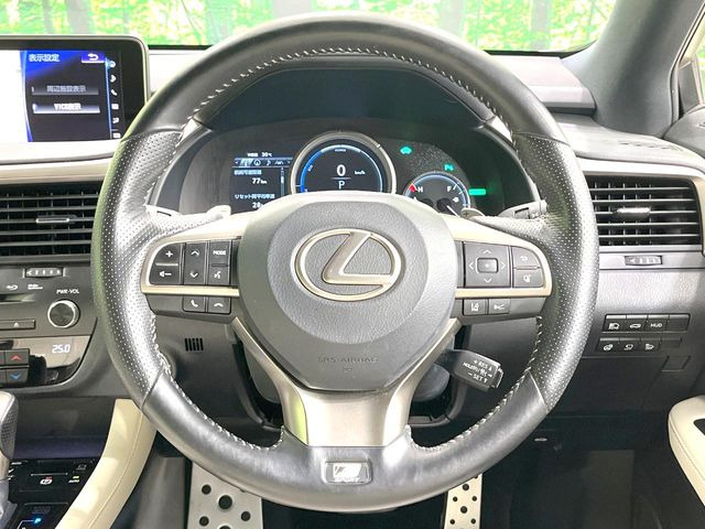 【ステアリングヒーター】冬場に冷たくなりやすい革巻きステアリングを、スイッチ一つで素早く適温に!エアコンよりも早く温まってくれるので、寒い日の運転も快適になりますね♪