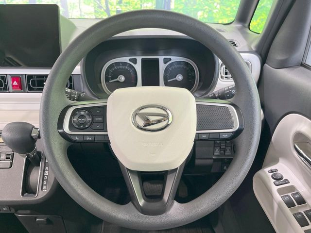 インテリアに合わせたデザインのステアリングは、運転される方のことも考え、運転しやすい形状、大きさです。是非一度、実際に触ってお確かめください。