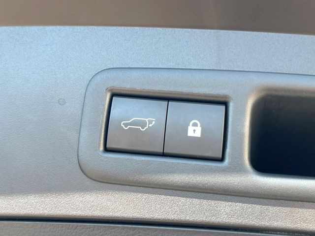 【パワーバックドア】スマートキーや運転席のボタンを押すだけでリアゲートが自動で開閉します!荷物を持っている時や、高い位置にあるバックドアを閉める際に便利な機能です♪