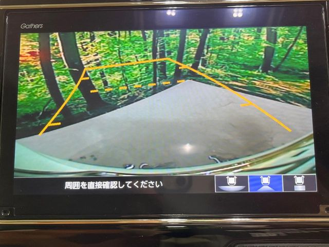 【バックカメラ】駐車時に後方がリアルタイム映像で確認できます。大型商業施設や立体駐車場での駐車時や、夜間のバック時に大活躍!運転スキルに関わらず、今や必須となった装備のひとつです!