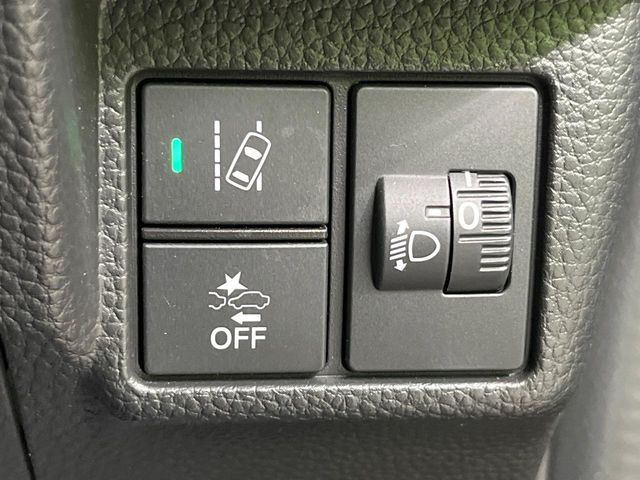 【ホンダセンシング】走行中に前方の車両等を認識し、衝突しそうな時は警報とブレーキで衝突回避と被害軽減をアシスト。より安全にドライブをお楽しみいただけます。