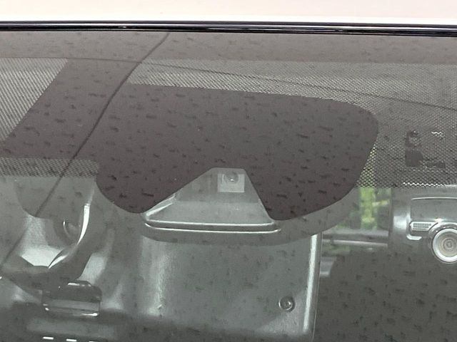 【エマージェンシーブレーキ】走行中に前方の車両等を認識し、衝突しそうな時は警報とブレーキで衝突回避と被害軽減をアシスト。より安全にドライブをお楽しみいただけます。