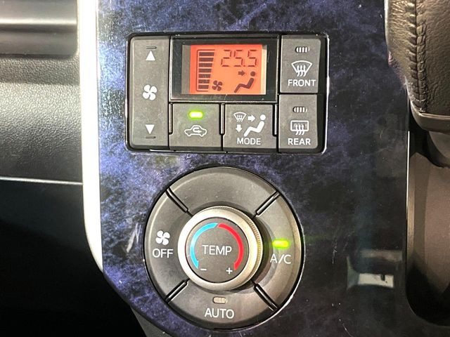 【オートエアコン】一度お好みの温度に設定すれば、車内の温度を検知し風量や温度を自動で調整。暑い&hellip;寒い&hellip;と何度もスイッチ操作をする必要はありません。快適な車内空間には必須の機能ですね♪