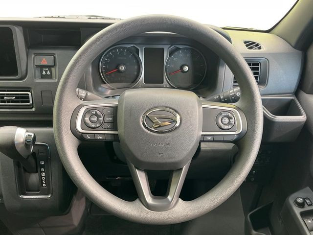�C���e���A�ɍ��킹���f�U�C���̃X�e�A�����O�́A�^�]�������̂��Ƃ��l���A�^�]���₷���`��A�傫���ł��B�����x�A���ۂɐG���Ă��m���߂��������B