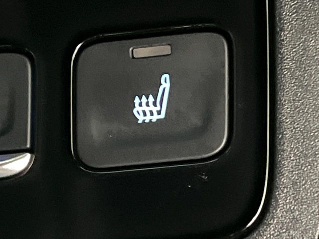 【前席+中列シートヒーター】寒い日に重宝するシートヒーターを後席にも装備!エアコンより早く温まってくれるので寒がりの人も安心ですね♪エアコンの温風は乾燥するから苦手、という方にもをおすすめです。