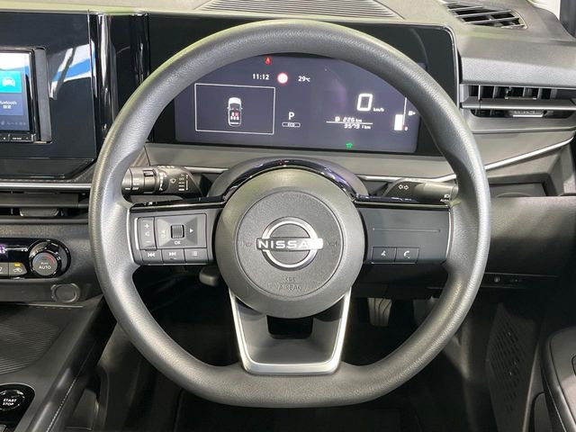 �C���e���A�ɍ��킹���f�U�C���̃X�e�A�����O�́A�^�]�������̂��Ƃ��l���A�^�]���₷���`��A�傫���ł��B�����x�A���ۂɐG���Ă��m���߂��������B
