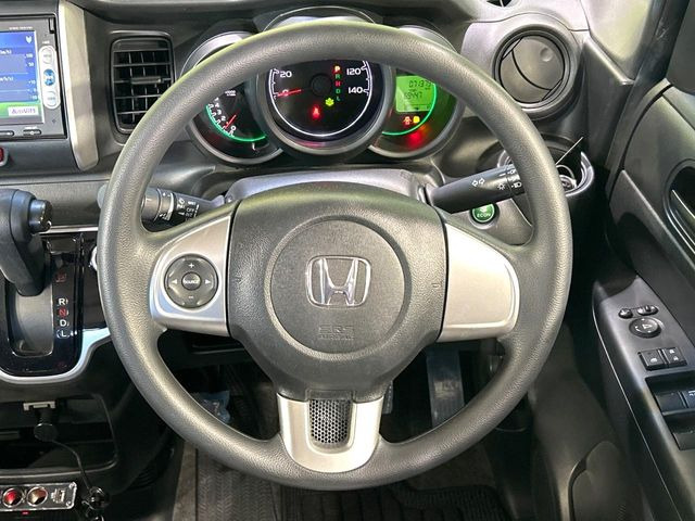 �C���e���A�ɍ��킹���f�U�C���̃X�e�A�����O�́A�^�]�������̂��Ƃ��l���A�^�]���₷���`��A�傫���ł��B�����x�A���ۂɐG���Ă��m���߂��������B