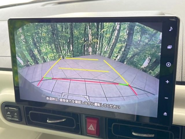【バックカメラ】駐車時に後方がリアルタイム映像で確認できます。大型商業施設や立体駐車場での駐車時や、夜間のバック時に大活躍!運転スキルに関わらず、今や必須となった装備のひとつです!