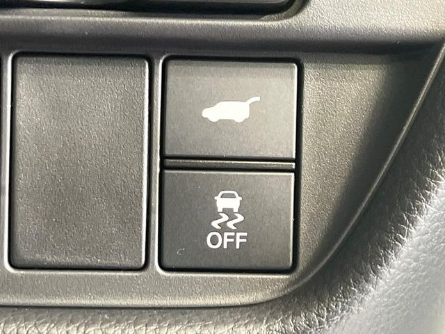 【パワーバックドア】スマートキーや運転席のボタンを押すだけでリアゲートが自動で開閉します!荷物を持っている時や、高い位置にあるバックドアを閉める際に便利な機能です♪