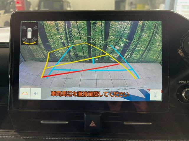 【バックカメラ】駐車時に後方がリアルタイム映像で確認できます。大型商業施設や立体駐車場での駐車時や、夜間のバック時に大活躍!運転スキルに関わらず、今や必須となった装備のひとつです!