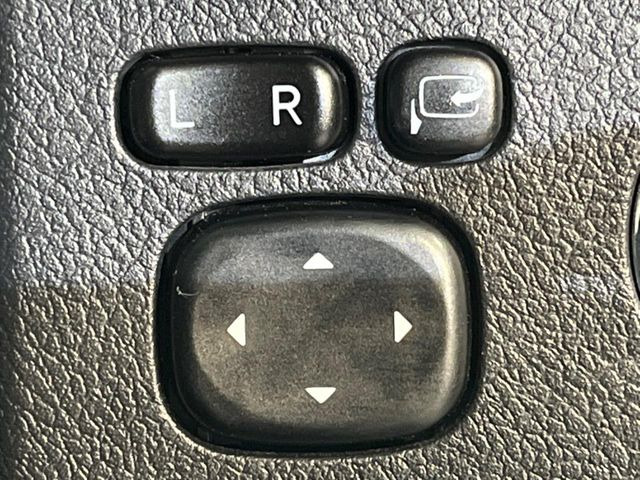 �y�d���i�[�~���[�z�T�C�h�~���[�͓d���i�[���ƂȂ��Ă���A�������ԏ�ł��L�Y�������X�N��}�����܂��B