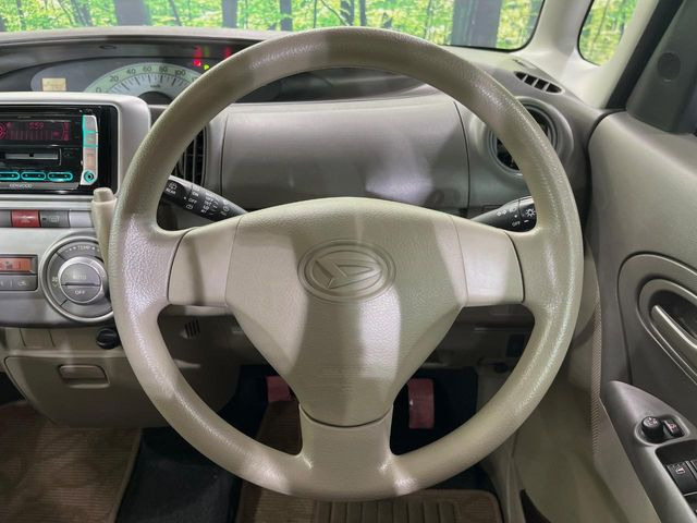 �C���e���A�ɍ��킹���f�U�C���̃X�e�A�����O�́A�^�]�������̂��Ƃ��l���A�^�]���₷���`��A�傫���ł��B�����x�A���ۂɐG���Ă��m���߂��������B