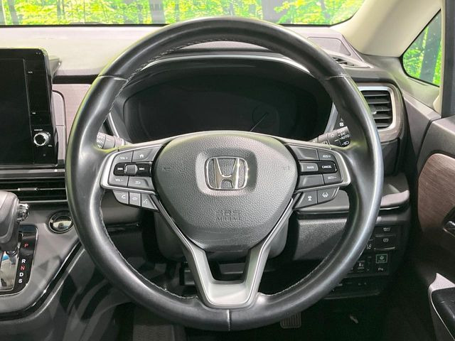 インテリアに合わせたデザインのステアリングは、運転される方のことも考え、運転しやすい形状、大きさです。是非一度、実際に触ってお確かめください。