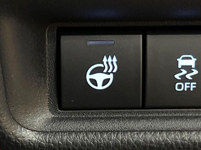 【ステアリングヒーター】冬場に冷たくなりやすい革巻きステアリングを、スイッチ一つで素早く適温に!エアコンよりも早く温まってくれるので、寒い日の運転も快適になりますね♪