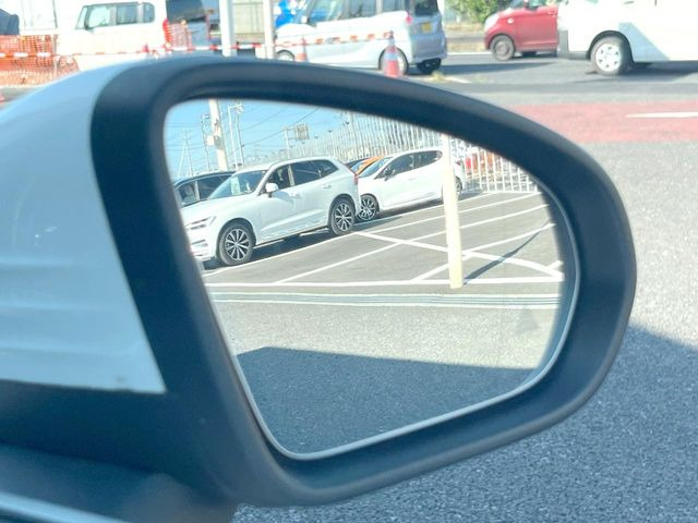 ●ブラインドアシストセンサー:視角からの車を感知し、ドライバーが車線変更を行う際に、警告音と共に注意を促してくれる安全支援機能です!