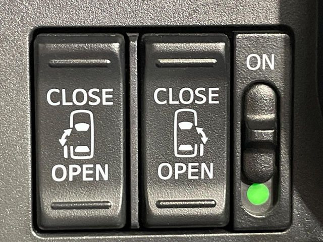 【両側パワースライドドア】スマートキーや運転席のスイッチで後席両側スライドドアの開閉が可能♪電動だから力を入れてドアを開ける必要が無く、小さなお子様でも簡単に開け閉めでき快適です♪