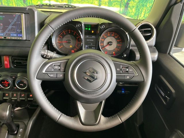 �C���e���A�ɍ��킹���f�U�C���̃X�e�A�����O�́A�^�]�������̂��Ƃ��l���A�^�]���₷���`��A�傫���ł��B�����x�A���ۂɐG���Ă��m���߂��������B