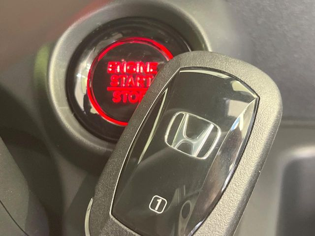 �yHonda�X�}�[�g�L�[�z�J�o����|�P�b�g�ɓ��ꂽ�܂܂ł��h�A�̎{���E�������\�ȃX�}�[�g�L�[�𑕔��B�G���W���̃I���E�I�t�����J�M�����o���K�v����������Ƃ��Ă��֗��ł���