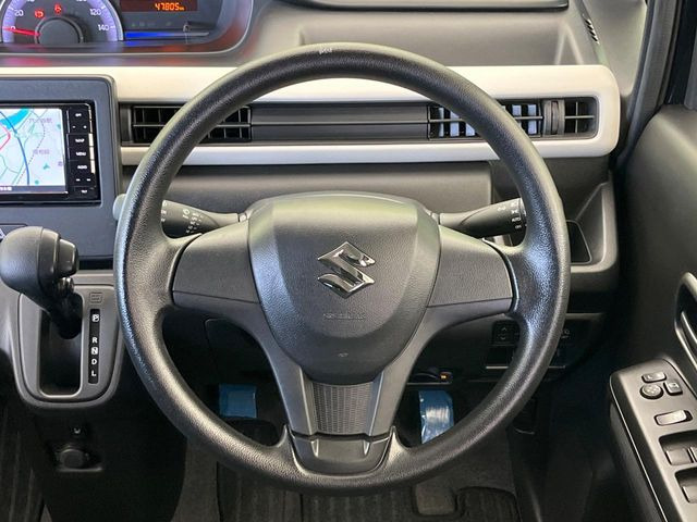 �C���e���A�ɍ��킹���f�U�C���̃X�e�A�����O�́A�^�]�������̂��Ƃ��l���A�^�]���₷���`��A�傫���ł��B�����x�A���ۂɐG���Ă��m���߂��������B