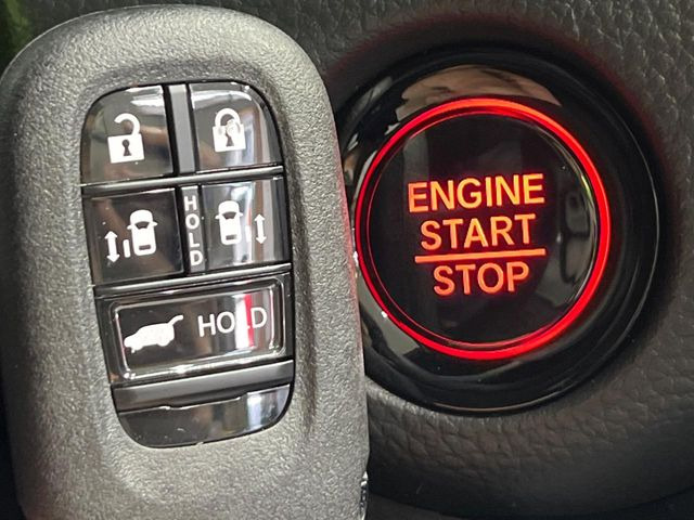 �yHonda�X�}�[�g�L�[�z�J�o����|�P�b�g�ɓ��ꂽ�܂܂ł��h�A�̎{���E�������\�ȃX�}�[�g�L�[�𑕔��B�G���W���̃I���E�I�t�����J�M�����o���K�v����������Ƃ��Ă��֗��ł���