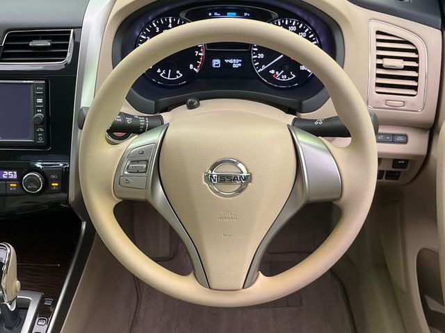 �C���e���A�ɍ��킹���f�U�C���̃X�e�A�����O�́A�^�]�������̂��Ƃ��l���A�^�]���₷���`��A�傫���ł��B�����x�A���ۂɐG���Ă��m���߂��������B