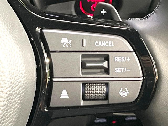【アダプティブクルーズコントロール】高速道路での長距離走行が楽に!!自動で速度を保つクルーズコントロールが、衝突軽減システムと連携し、前方の車両を感知して車間を保つように速度調節してくれます!!