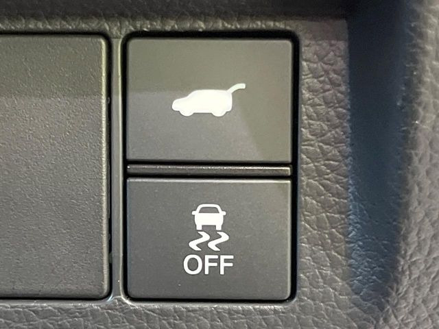 【パワーバックドア】スマートキーや運転席のボタンを押すだけでリアゲートが自動で開閉します!荷物を持っている時や、高い位置にあるバックドアを閉める際に便利な機能です♪