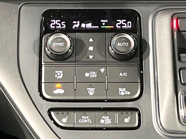 【オートエアコン】一度お好みの温度に設定すれば、車内の温度を検知し風量や温度を自動で調整。暑い&hellip;寒い&hellip;と何度もスイッチ操作をする必要はありません。快適な車内空間には必須の機能ですね♪