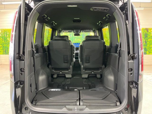 普段のお買い物や通勤、送迎等に十分な荷室スペースを確保しております。セカンドシートを倒すと、大きな荷物の積載も可能です♪