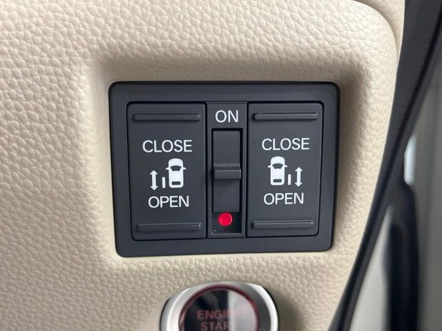 【両側パワースライドドア】スマートキーや運転席のスイッチで後席両側スライドドアの開閉が可能♪電動だから力を入れてドアを開ける必要が無く、小さなお子様でも簡単に開け閉めでき快適です♪