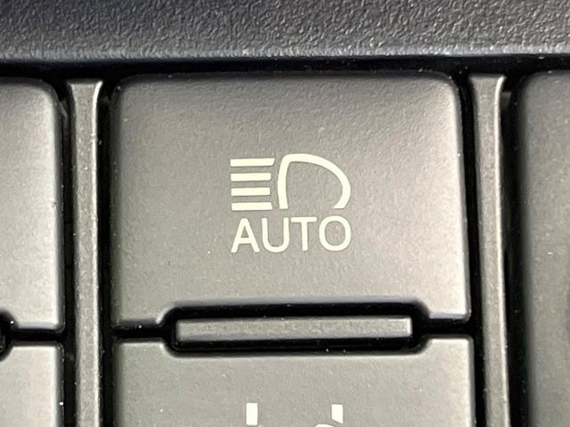 【オートマチックハイビーム】夜間の安全走行に役立つ便利な機能!先行車や対向車を検知し、ハイビームとロービームを自動で切り替えてくれます♪