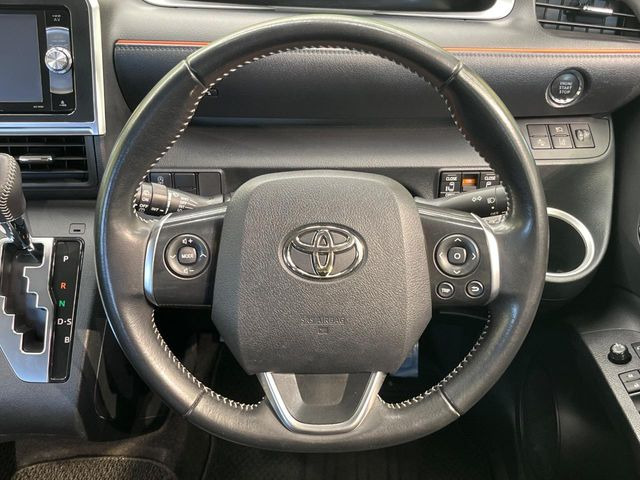 【純正革巻きステアリング】上質な革を使用することで、手にしっかり馴染みとても運転しやすいハンドルです♪