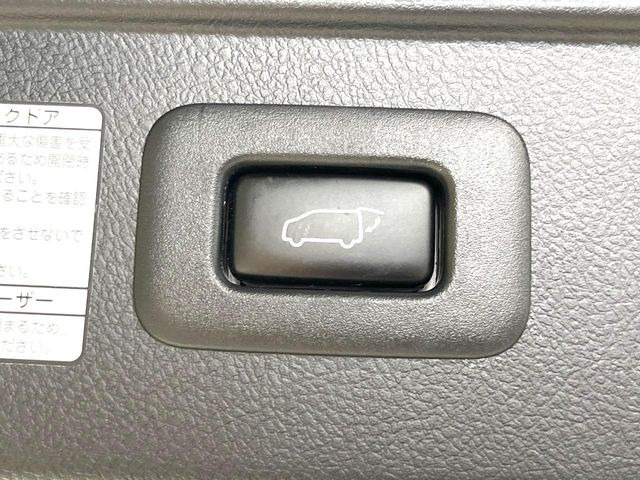 【パワーバックドア】スマートキーや運転席のボタンを押すだけでリアゲートが自動で開閉します!荷物を持っている時や、高い位置にあるバックドアを閉める際に便利な機能です♪