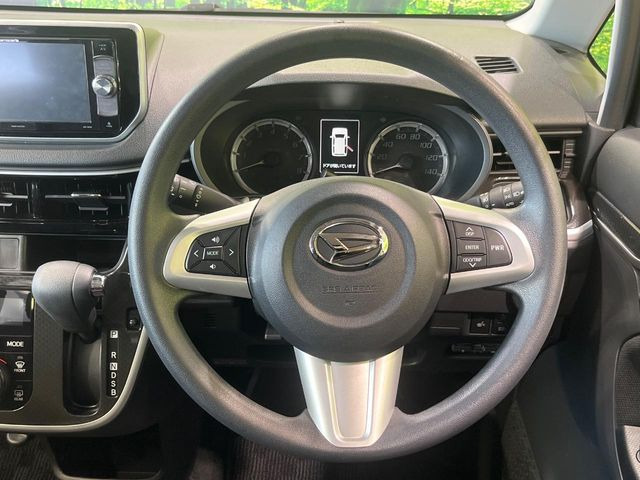 �C���e���A�ɍ��킹���f�U�C���̃X�e�A�����O�́A�^�]�������̂��Ƃ��l���A�^�]���₷���`��A�傫���ł��B�����x�A���ۂɐG���Ă��m���߂��������B
