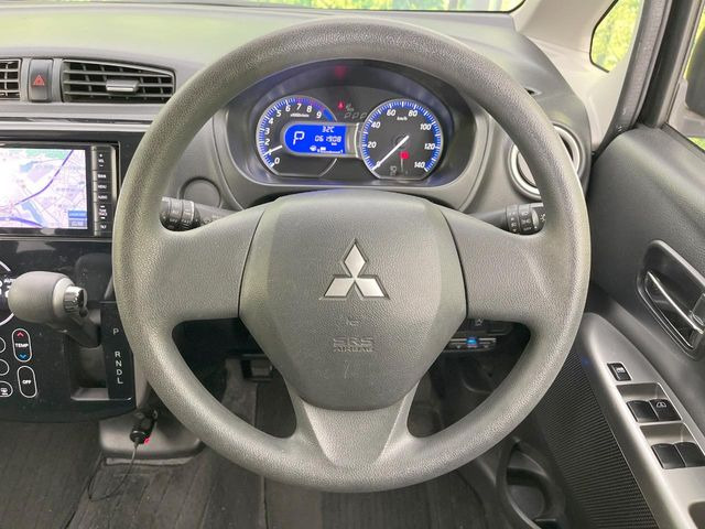 �C���e���A�ɍ��킹���f�U�C���̃X�e�A�����O�́A�^�]�������̂��Ƃ��l���A�^�]���₷���`��A�傫���ł��B�����x�A���ۂɐG���Ă��m���߂��������B