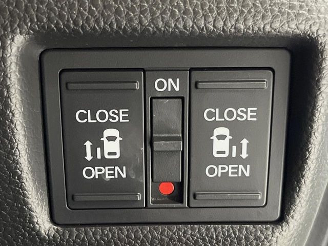 【両側パワースライドドア】スマートキーや運転席のスイッチで後席両側スライドドアの開閉が可能♪電動だから力を入れてドアを開ける必要が無く、小さなお子様でも簡単に開け閉めでき快適です♪
