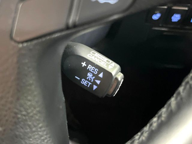 レーダークルーズコントロール】高速道路での長距離走行が楽に!!自動で速度を保つクルーズコントロールが、衝突軽減システムと連携し、前方の車両を感知して車間を保つように速度調節してくれます!!