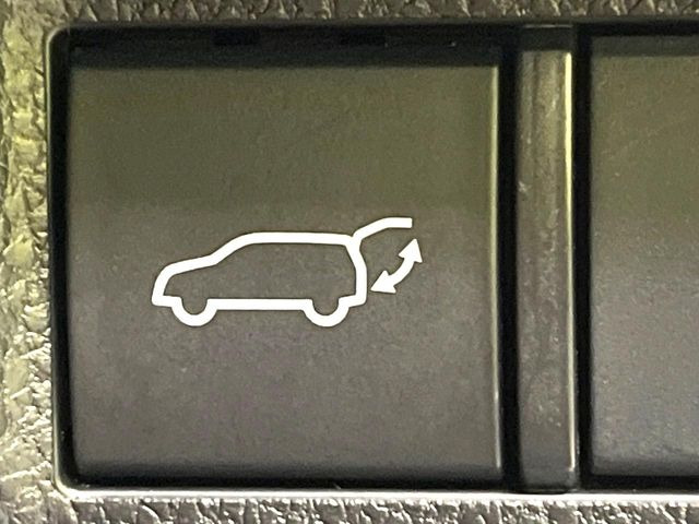 【パワーバックドア】スマートキーや運転席のボタンを押すだけでリアゲートが自動で開閉します!荷物を持っている時や、高い位置にあるバックドアを閉める際に便利な機能です♪