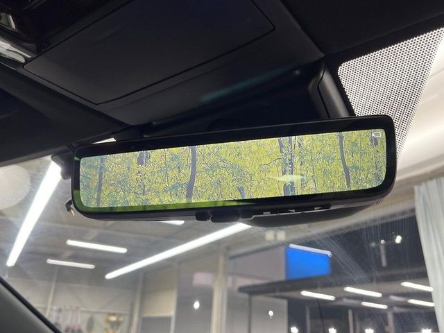 【デジタルインナーミラー】後席の大きな荷物や同乗者で後方が確認しづらい時でも安心!カメラが撮影した車両後方の映像をルームミラー内に表示。クリアな視界で状況の確認が可能です!