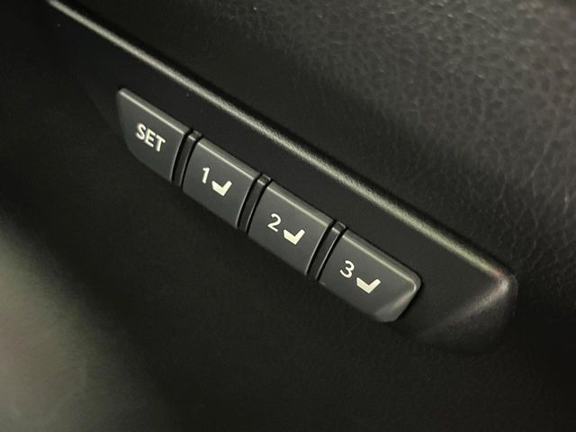 【メモリー機能付きパワーシート】ドライバーごとに設定したシート位置を記憶して、ボタン一つで切り替えできる便利な機能!運転する方が複数名いらっしゃるご家庭におすすめです♪