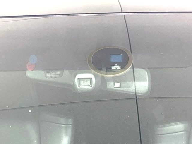 【プリクラッシュセーフティ】前方の車両等を検知し、衝突しそうな時は警報で注意を促し、ブレーキを踏む力をサポート。ブレーキを踏めなかった場合は衝突被害軽減ブレーキが作動、衝突回避をサポートします。