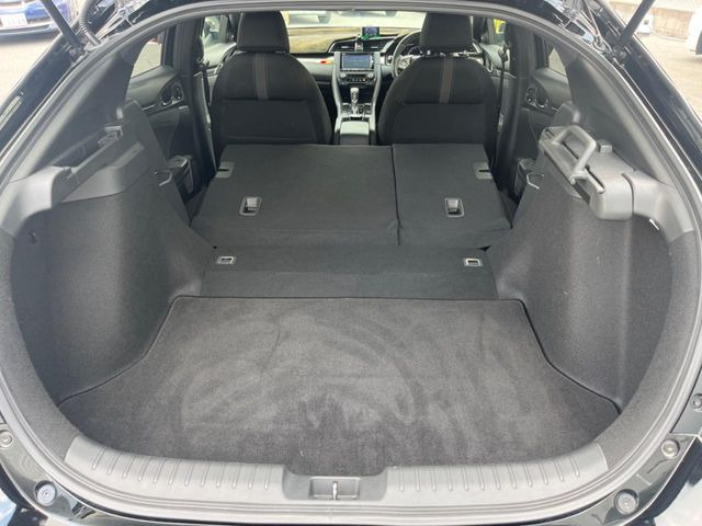 積み下ろしのしやすいデッキにはたっぷりと荷物を積み込んでいただけます。遊びから仕事まで、様々なシーンで頼れます♪