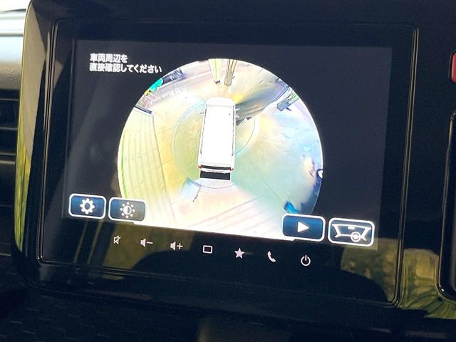 【マルチアラウンドモニター】専用のカメラにより、上から見下ろしたような視点で360度クルマの周囲を確認することができます☆死角部分も確認しやすく、狭い場所での切り返しや駐車もスムーズに行えます。