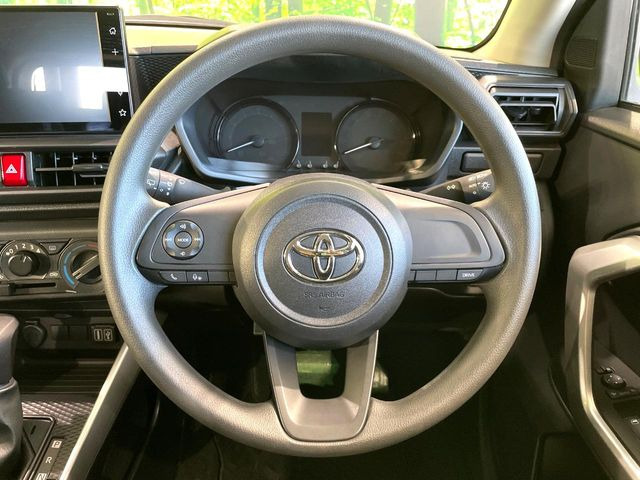 �C���e���A�ɍ��킹���f�U�C���̃X�e�A�����O�́A�^�]�������̂��Ƃ��l���A�^�]���₷���`��A�傫���ł��B�����x�A���ۂɐG���Ă��m���߂��������B