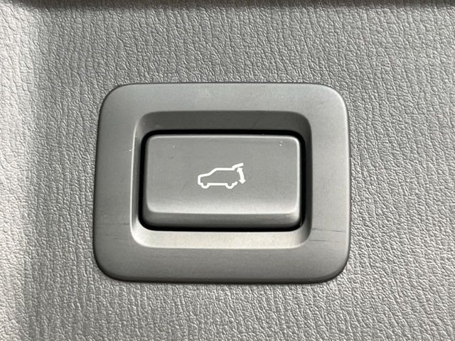 【パワーバックドア】スマートキーや運転席のボタンを押すだけでリアゲートが自動で開閉します!荷物を持っている時や、高い位置にあるバックドアを閉める際に便利な機能です♪