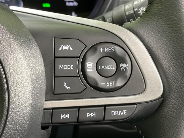 【レーダークルーズコントロール】高速道路での長距離走行が楽に!!自動で速度を保つクルーズコントロールが、衝突軽減システムと連携し、前方の車両を感知して車間を保つように速度調節してくれます!!