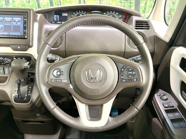 【純正革巻きステアリング】上質な革を使用することで、手にしっかり馴染みとても運転しやすいハンドルです♪